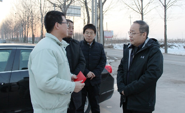永壽縣縣委常委、副縣長(zhǎng)屈春生春節(jié)前到華浩軒公司走訪慰問(wèn)縣...